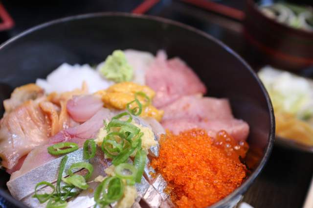 大和寿司の海鮮丼とイワシフライ