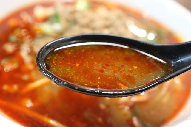 金蘭の麻辣刀削麺のスープ