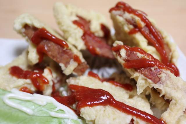 明大前 沖縄料理 宮古のスパムの天ぷらはケチャップで食べる