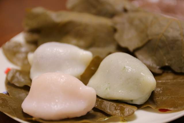 和菓子 三笠家の柏餅は手造り貝包み、こしあん、つぶあん、みそあんの３種類