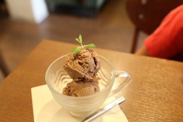 ２-3の自家製チョコレートアイスクリーム