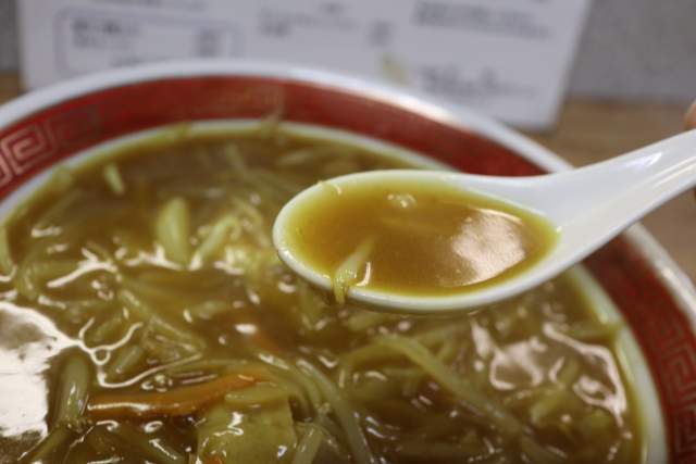 栄龍のカレーラーメンのスープ