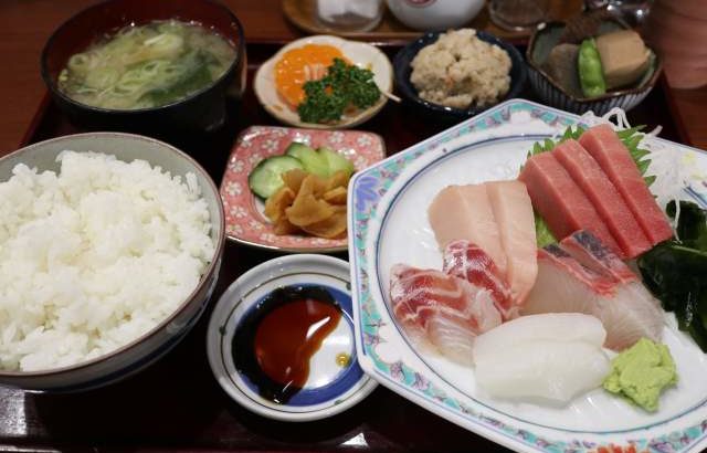 魚魚魚の刺身定食は美味しくてボリューム満点 今日の下高井戸