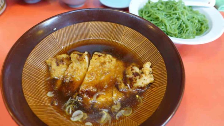 明大前つけ麺大王でトンカツが入った緑色のつけ麺 今日の下高井戸