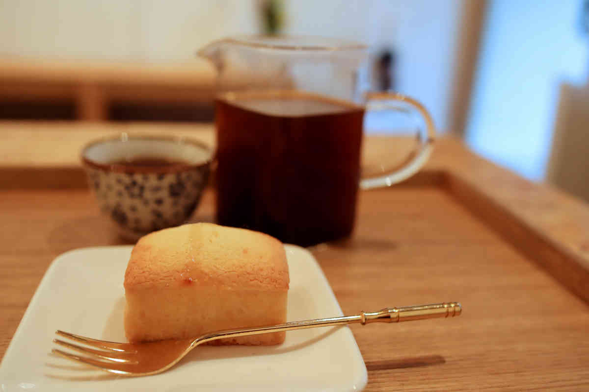 台湾カフェ美麗(MEILI)のパイナップルケーキと台湾コーヒー