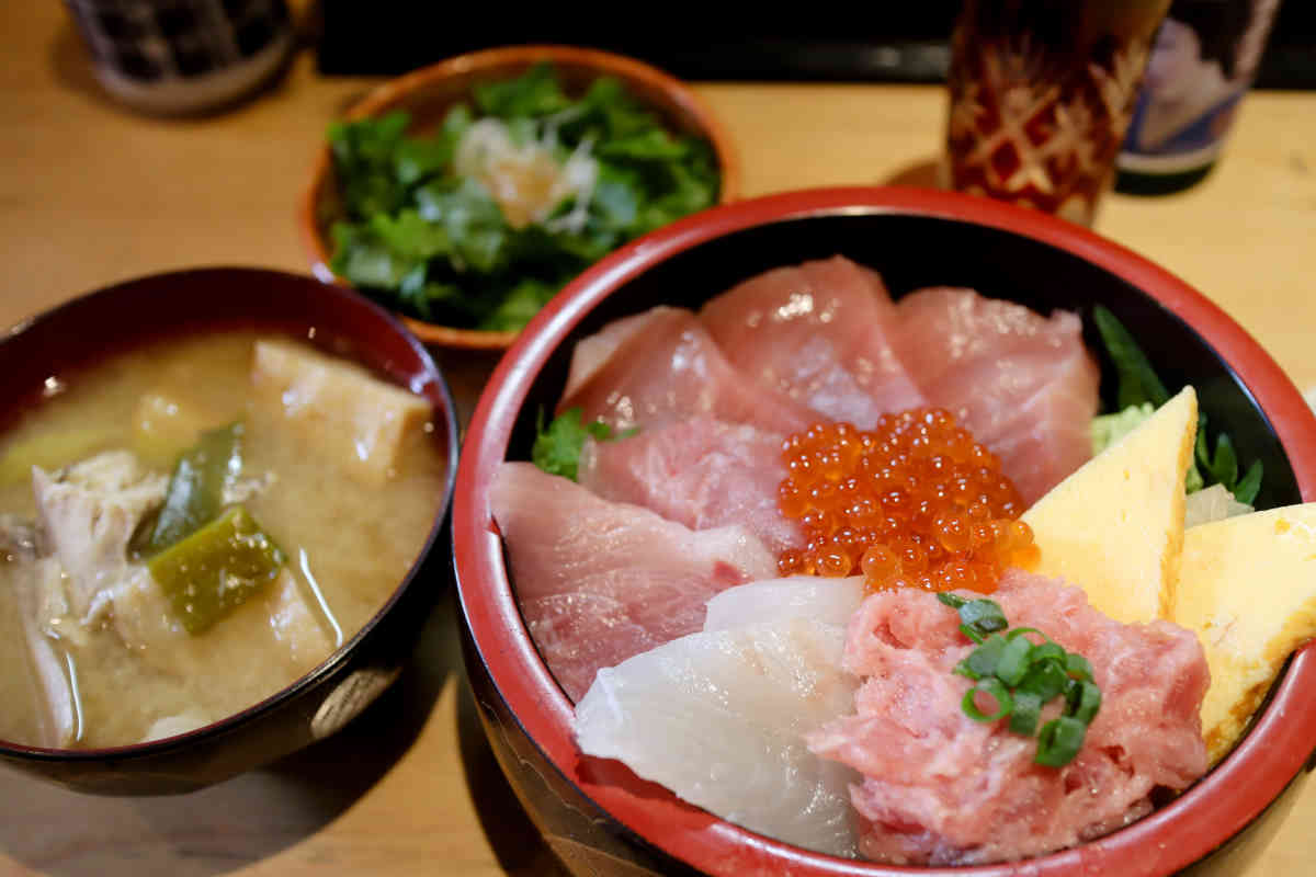 鮮魚店直営 三友蓮の日替り木曜スペシャル６種丼と鰹のたたきと日本酒
