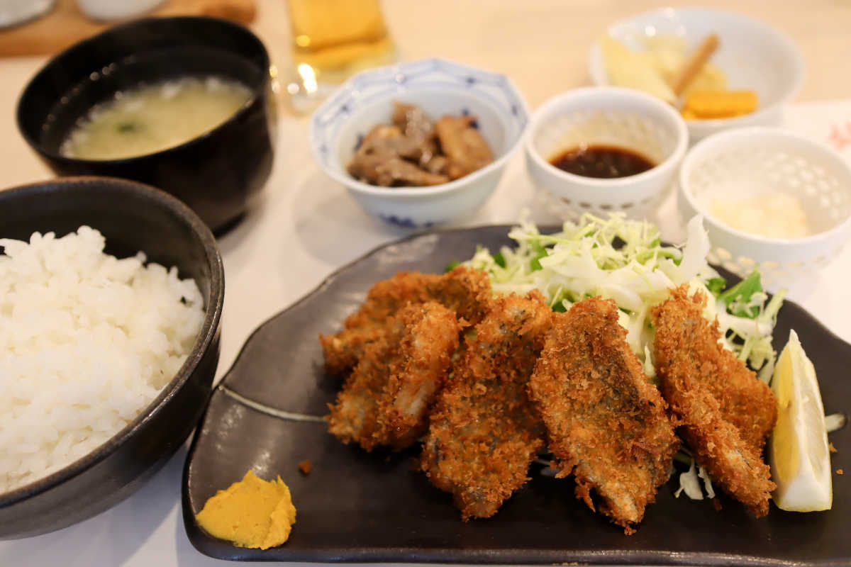 『鮨すえひろ』のイサキフライ膳がアイス付きで大漁お値打ち価格825円