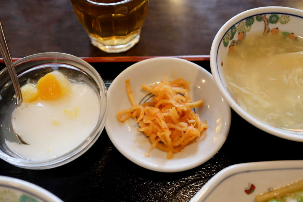 杏仁豆腐、お漬物、スープ