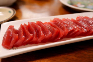 鮮魚店『長谷川商店』の生本マグロ赤身のお刺身が柵で安くて美味い！