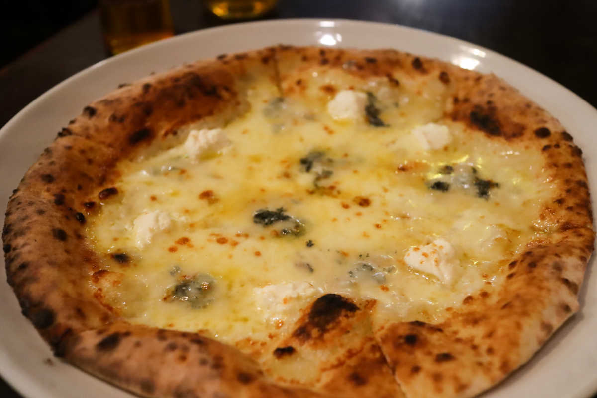 明大前 イタリアン『イルチェーロ』４種のチーズピザ、クワトロ・フォルマッジ