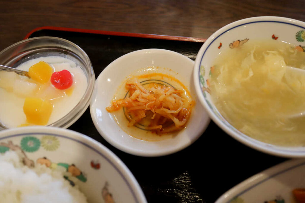 杏仁豆腐、お漬物、スープ