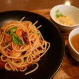 『ちゃぶ台』のバジルとモッツァレラチーズのトマトソースパスタ