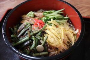 松月庵の夏季限定の冷やし山菜蕎麦