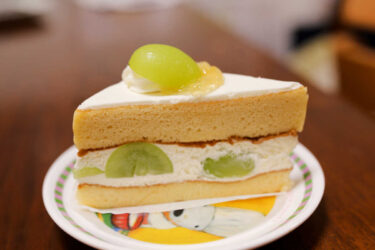 タトル明大前洋菓子店のシャインマスカット＆イチゴのショートケーキ