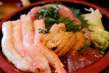 三友蓮のズワイガニ、ウニ、ネギトロ、本マグロ入りゴージャス海鮮バラちらし寿司