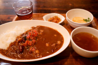 【カフェ&キッチン ちゃぶ台】ひよこ豆と挽肉のカレー