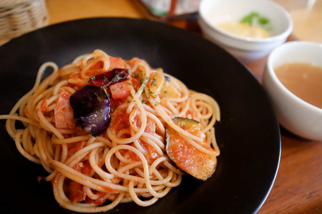 【カフェ＆キッチン ちゃぶ台】ナスとベーコンのトマトソースパスタ