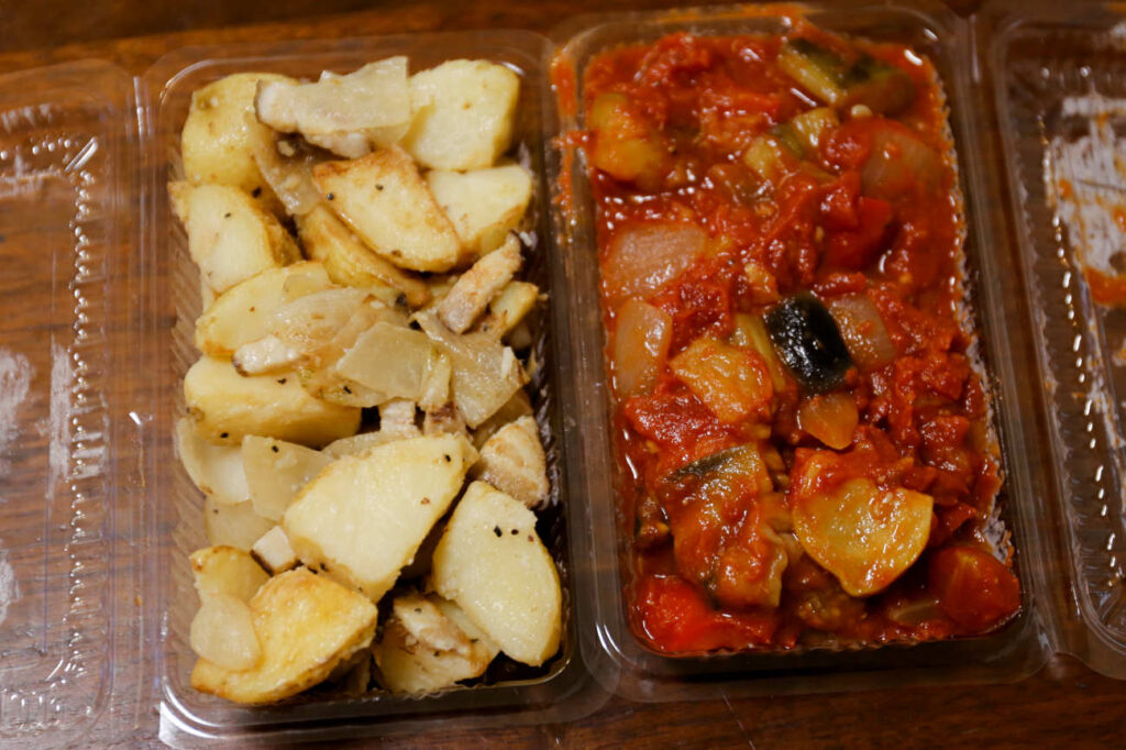 明大前kigaruのベーコンポテトと夏野菜のトマト煮
