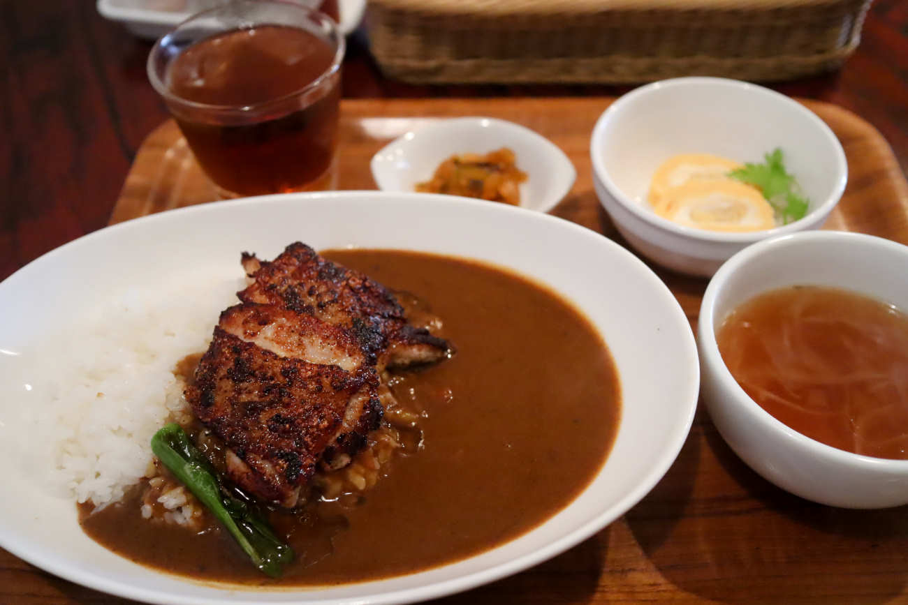 【カフェ＆キッチン ちゃぶ台】ケイジャンチキンカレー