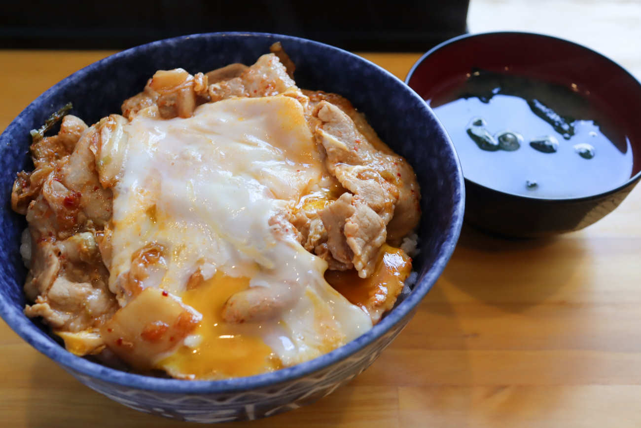 【どんぶり どどん】豚キムチの玉子とじ丼