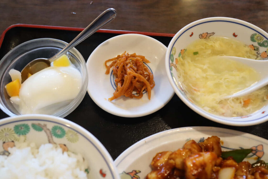 皇庭餃子房の杏仁豆腐、お漬物、スープ