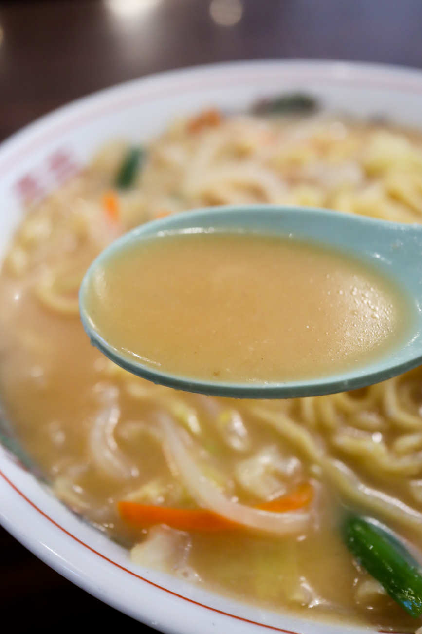 下高井戸 中華料理 家宴の味噌野菜タンメンのスープ