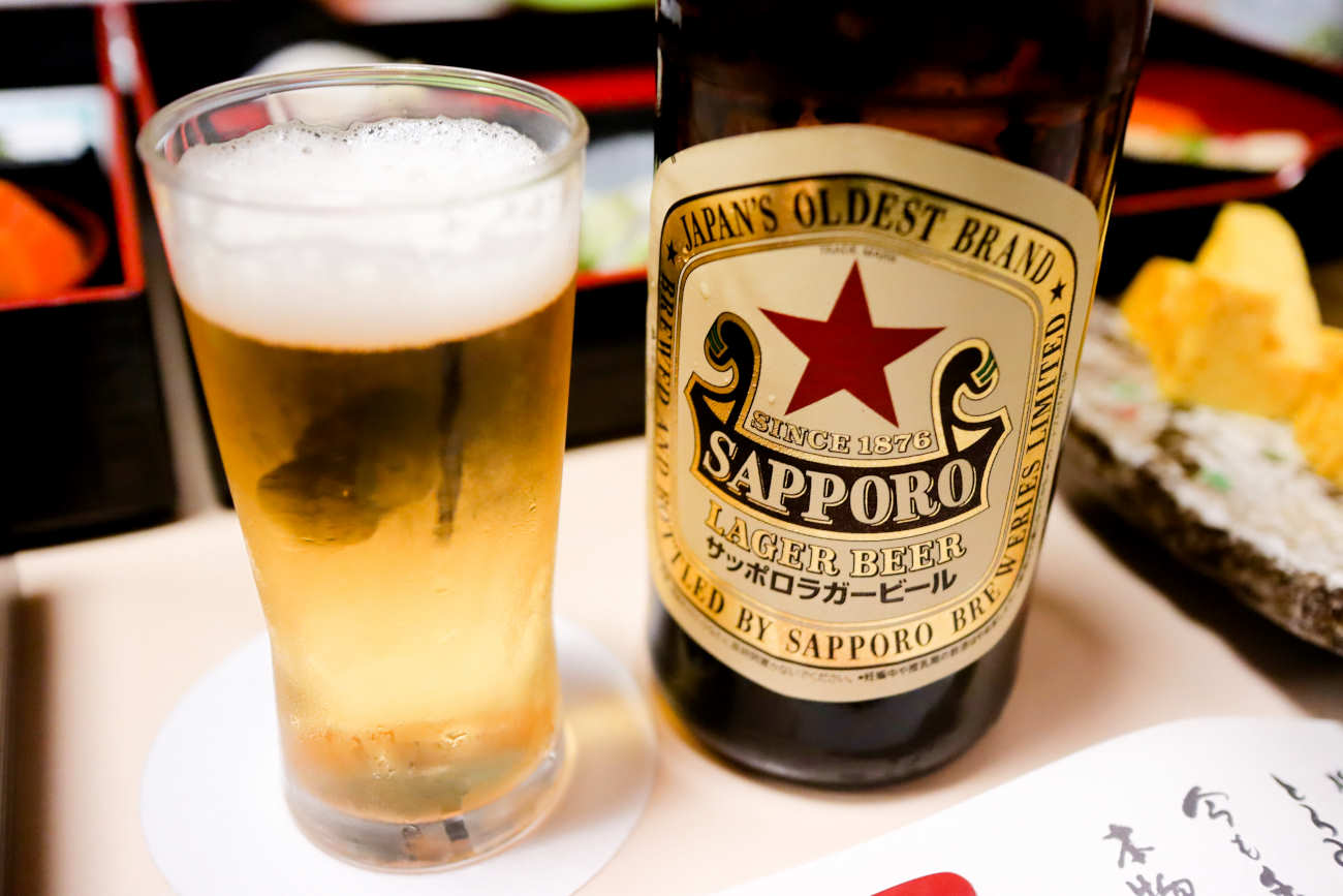下高井戸旭鮨総本店の瓶ビール サッポロラガー（赤星）