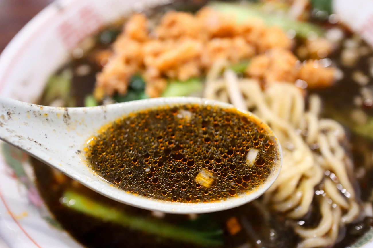 下高井戸 中華料理 家宴の黒担々麺のスープ