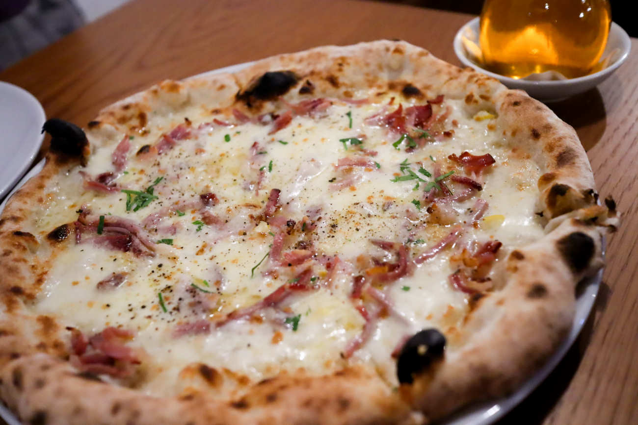 【ピッツェリア トニーノ】燻製生ハムとレモンのピッツァ