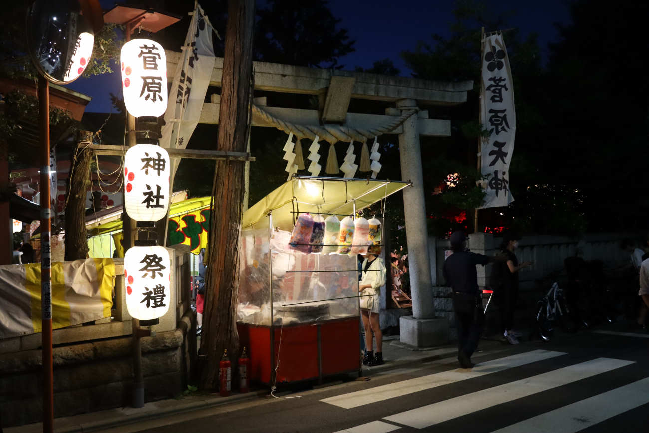 世田谷菅原神社 例大祭2023の鳥居（夜）