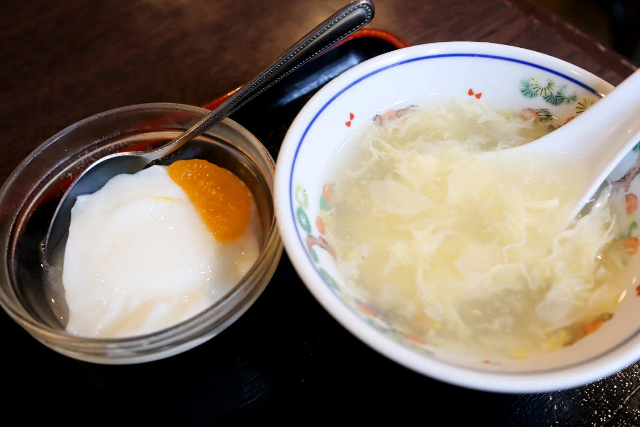 下高井戸 皇庭餃子房の杏仁豆腐とスープ