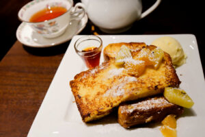 【紅茶専門カフェ テェ・テェ】紅茶シロップが美味しいフレンチトースト＆アイスも添えて