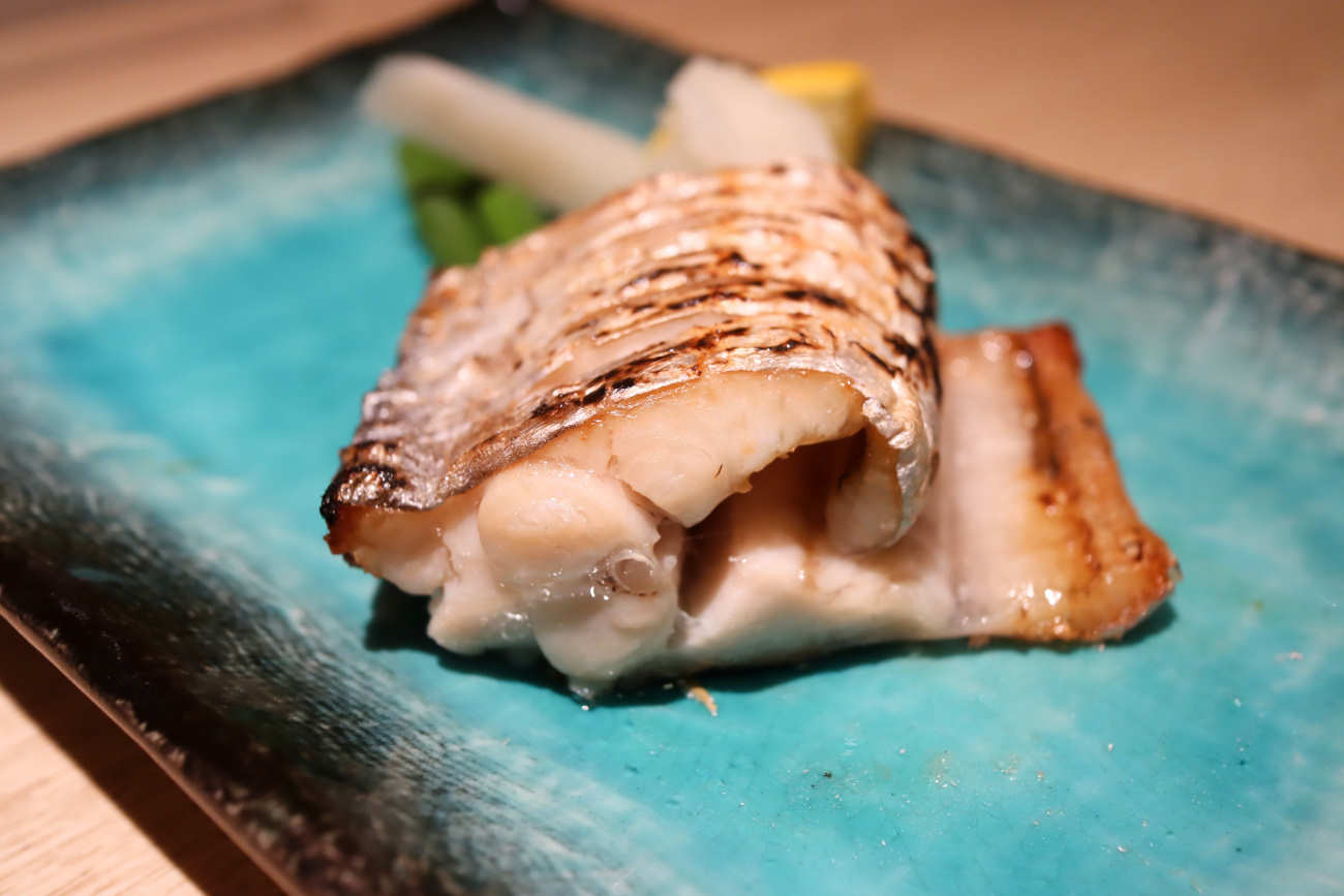 下高井戸 膳Style眞太の太刀魚塩焼きを横から撮影
