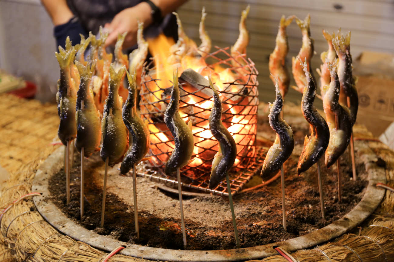 世田谷菅原神社の例大祭2024の鮎の塩焼き