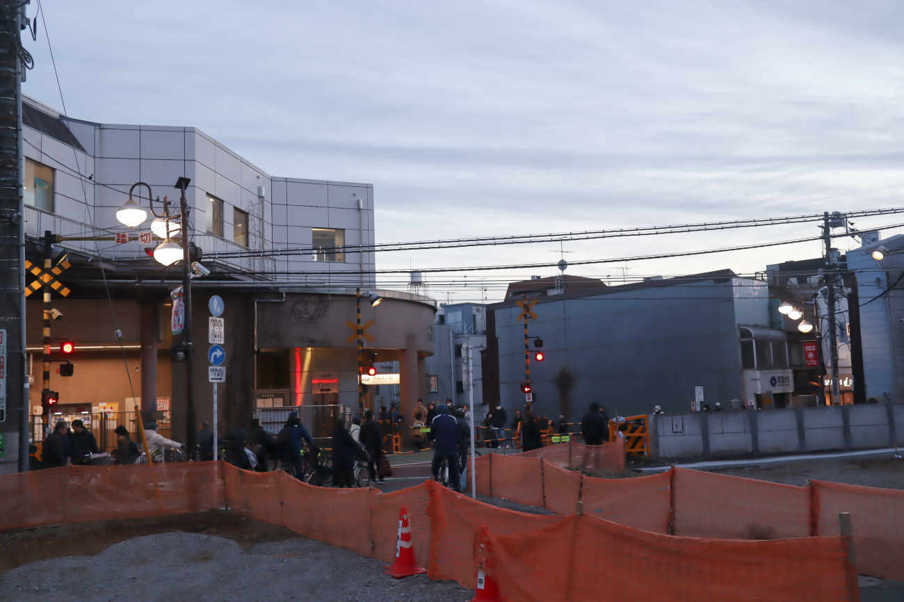 解体された下高井戸駅前市場から駅を望む