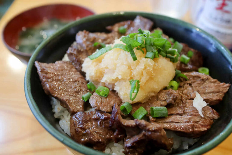 下高井戸 どんぶり専門店「どどん」の伝説の初代ブッチャー丼 1,200円