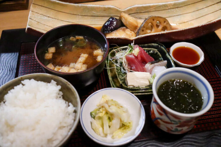 下高井戸 和食八のギンダラの煮付け 1,540円 小刺身盛 330円