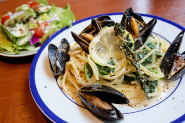 下高井戸 Fiero Modern Bistroのカナダ産ムール貝と菜の花のレモンクリームソースパスタ 1,800円 セットサラダ 200円