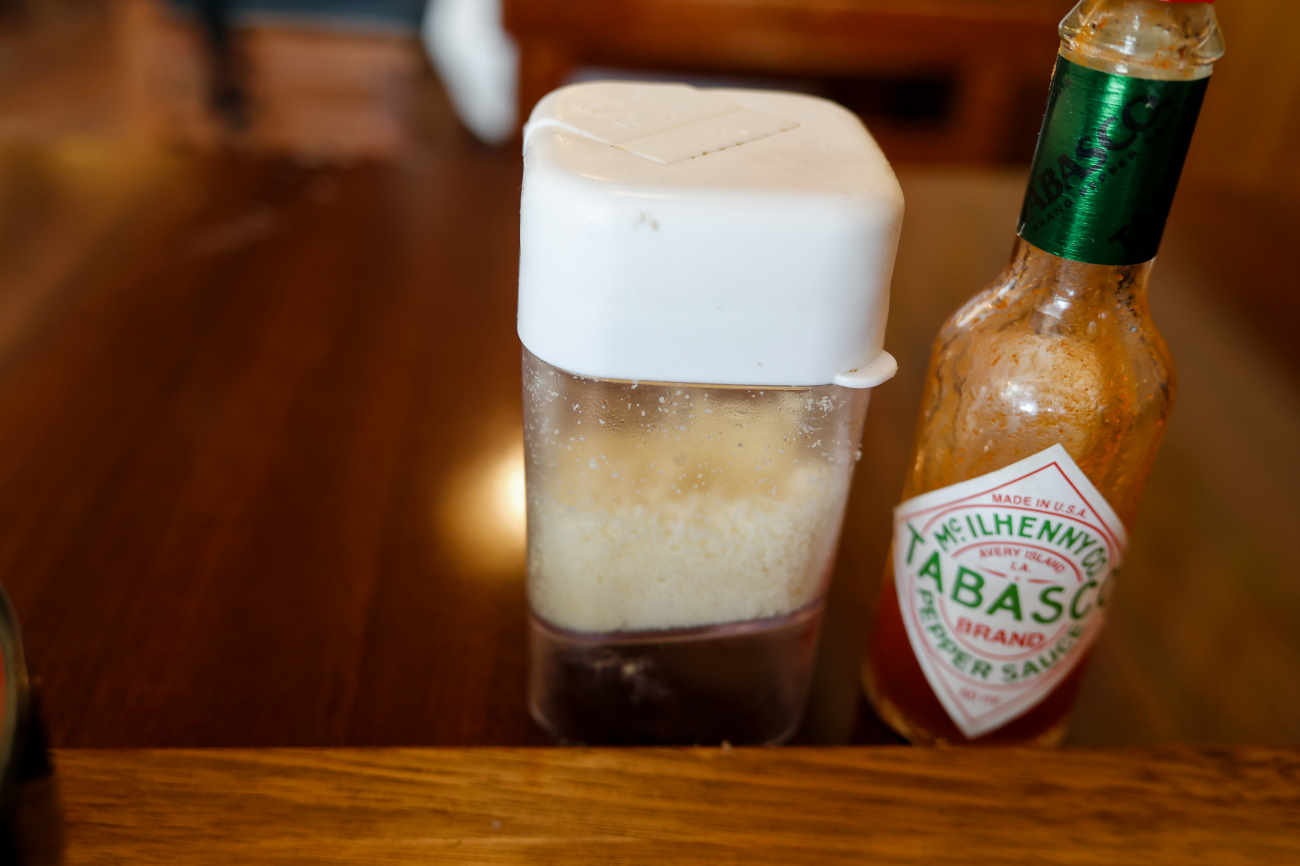 下高井戸 酒場食堂ケムマキ燻の粉チーズとタバスコ