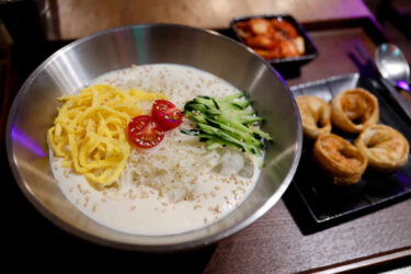 下高井戸 韓国料理屋ハニャンのコングクス 1,100円 マンドゥ 4つ 400円