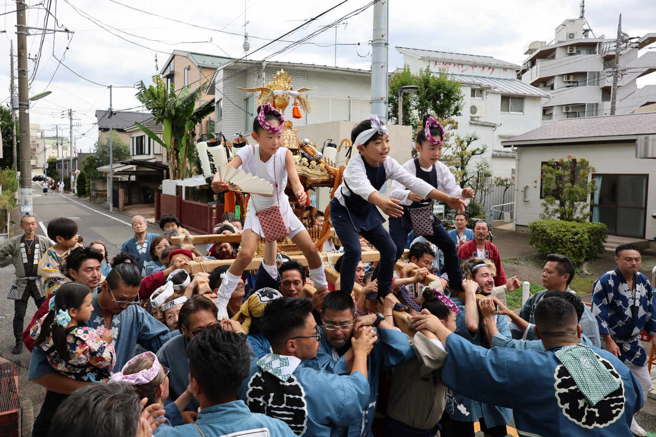 六所神社例大祭2025のお神輿 神社入口前