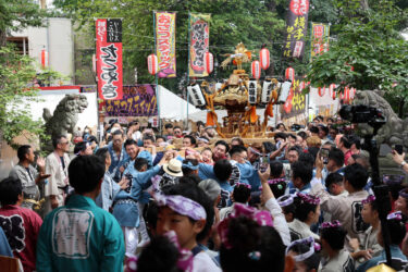 六所神社例大祭2025のお神輿 本殿前