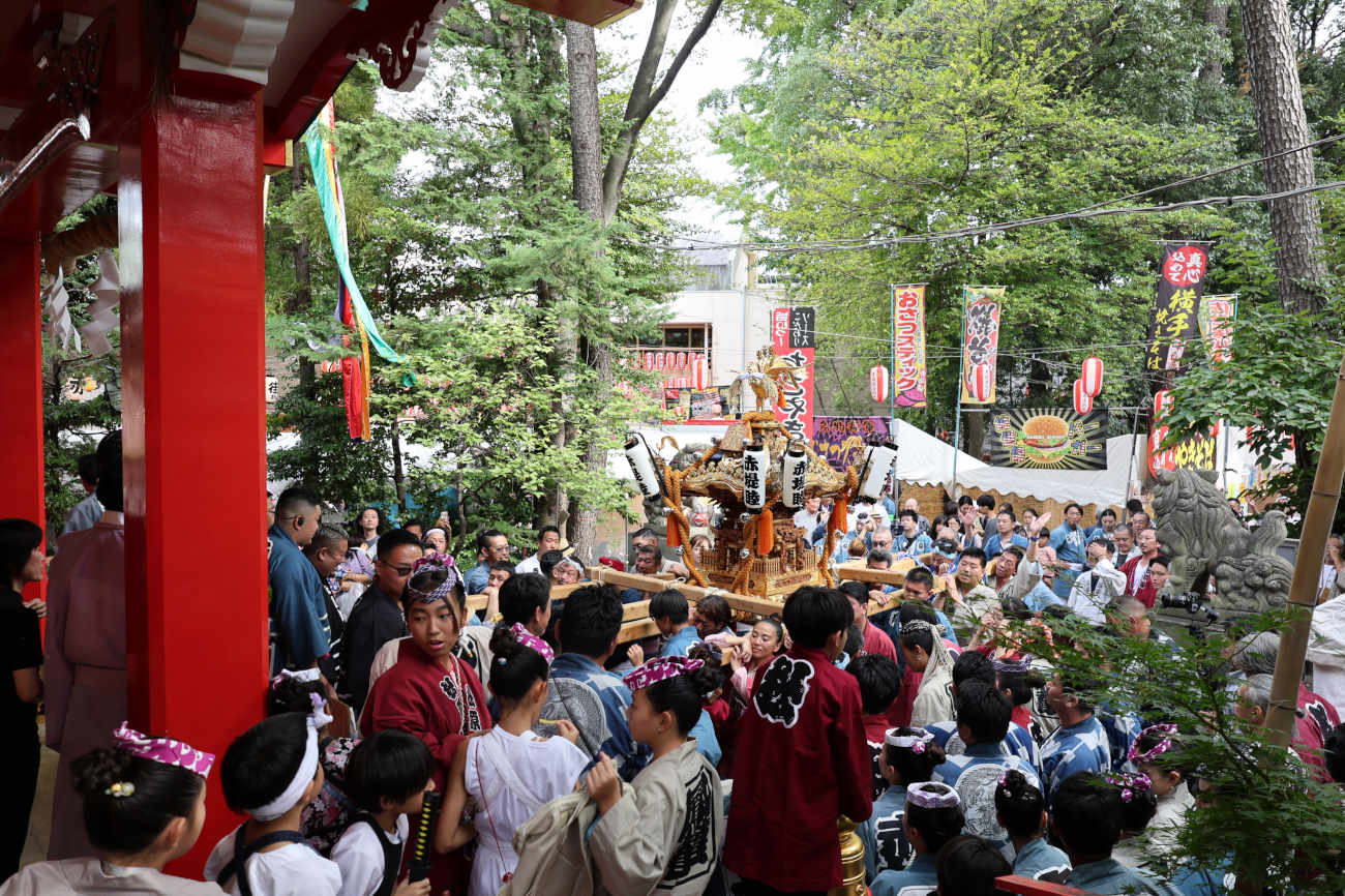 六所神社例大祭2025のお神輿 神社出発