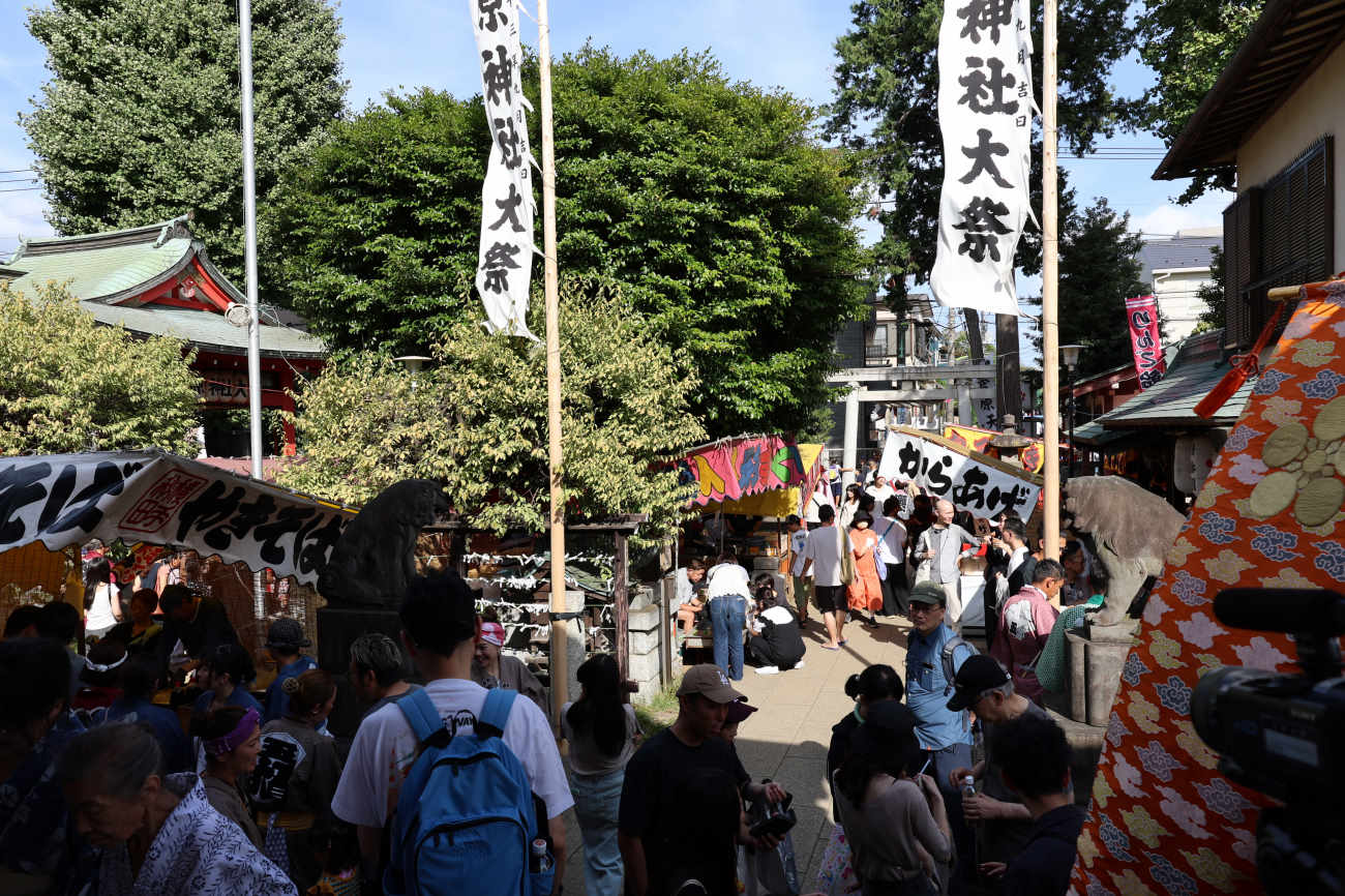 菅原神社例大祭2025の境内 拝殿から