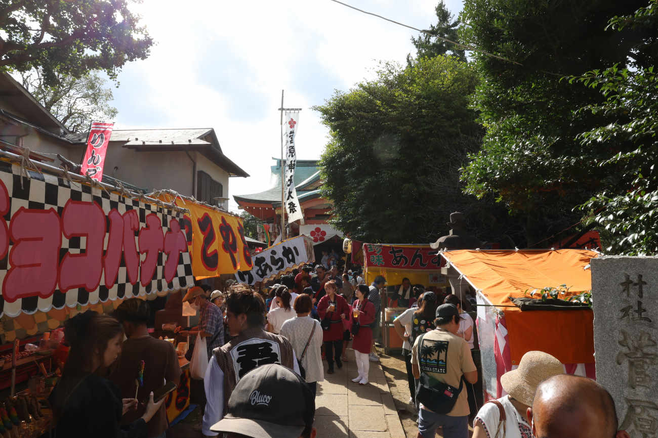 菅原神社例大祭2025の境内 入り口から