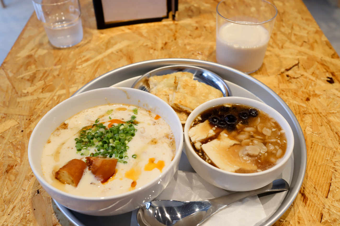 豆漿日和 下高井戸店の鹹豆漿・蛋餅・黒糖ミニ豆花・豆乳セット 1,650円
