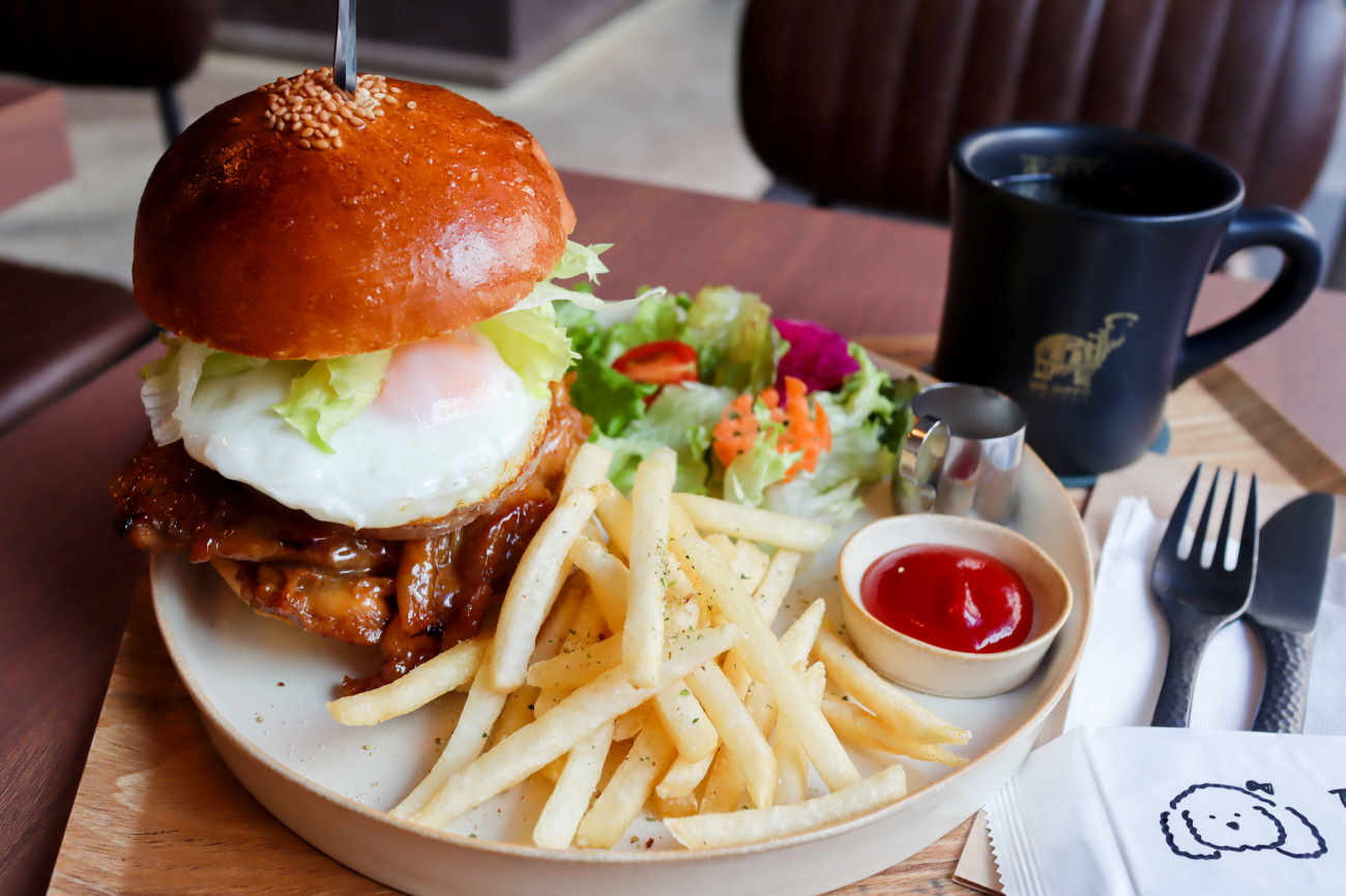 MR. HIPPO COFFEE 下高井戸店の照り焼きチキンバーガーセット 1,390円 目玉焼きトッピング 150円