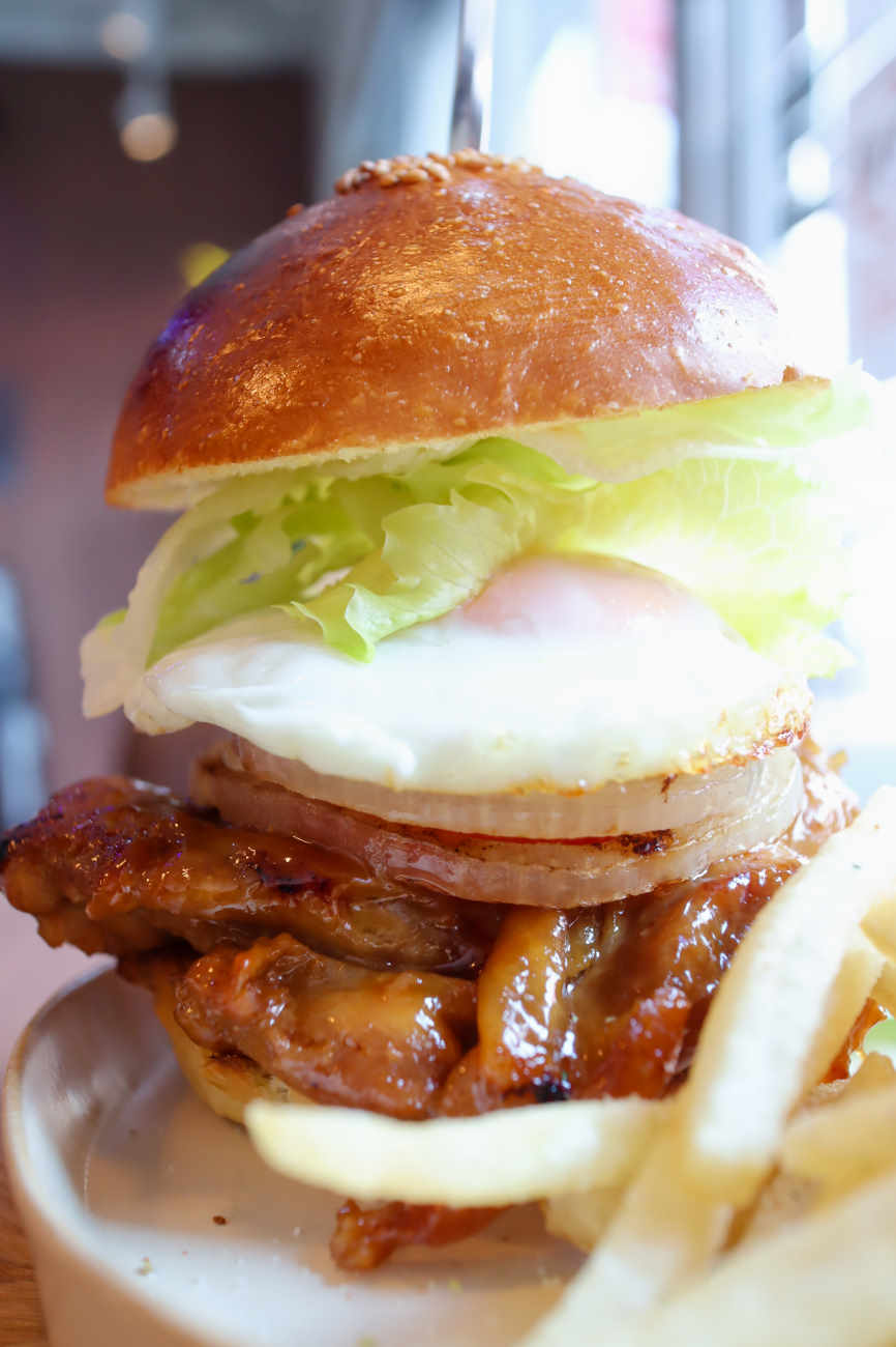 MR. HIPPO COFFEE 下高井戸店のMR. HIPPO COFFEE 下高井戸店の照り焼きチキンバーガー 目玉焼きトッピング 