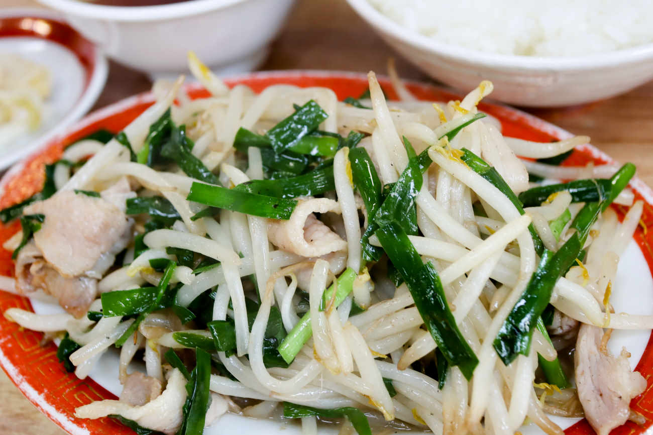 下高井戸 中華そば 栄龍の肉ニラ炒め アップ