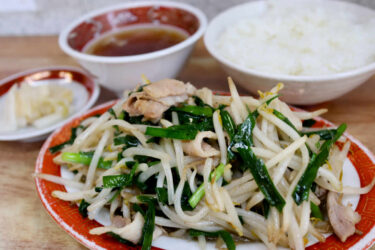 【中華そば 栄龍】熟練の技が光るシャキシャキ食感！スタミナ満点「肉ニラ炒めライス」